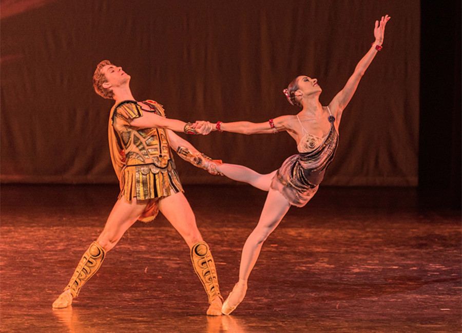 Russian ballet stars light up Beijing stage
