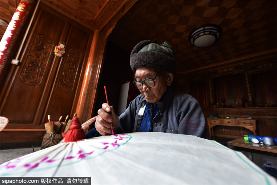 Inheritor preserves old tradition of making oil paper umbrella