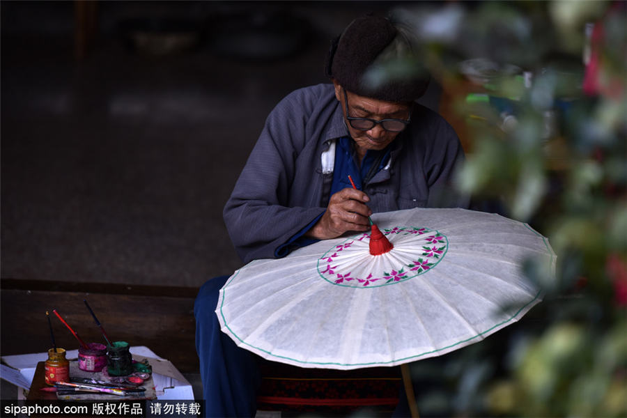 Inheritor preserves old tradition of making oil paper umbrella