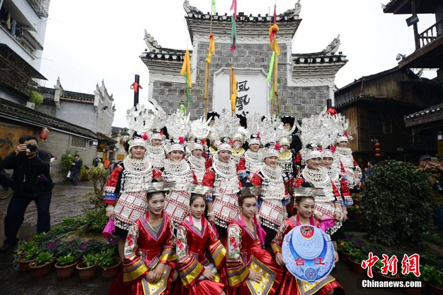 Splendid Miao clothes and jewelry star in Hunan festival