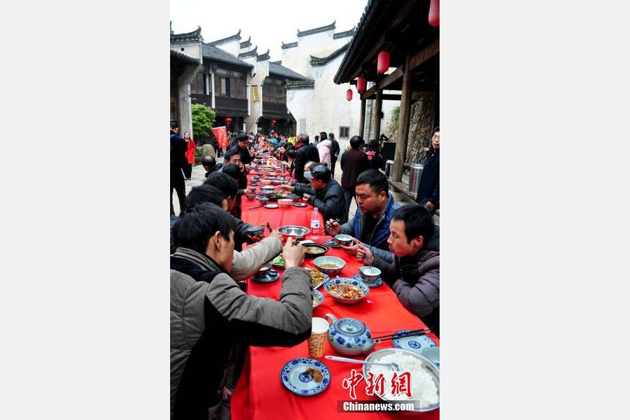 Long table banquet held to celebrate harvest in E China<BR>