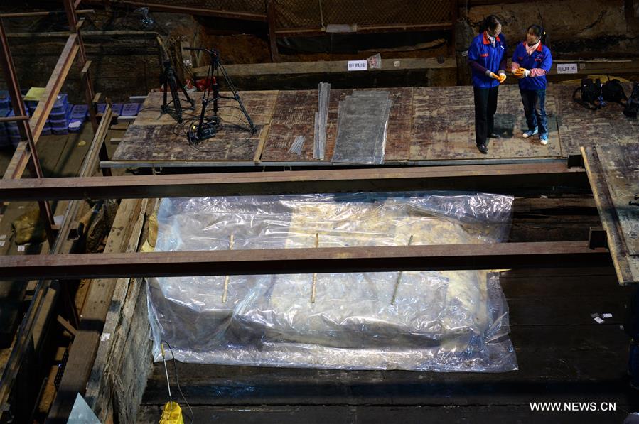 Relics inside coffin in 2,000-year-old tomb of Haihunhou