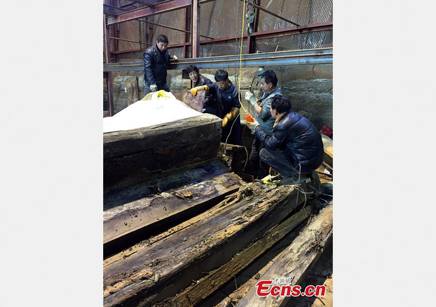 Excavation focuses on main coffin of Western Han Dynasty cemetery