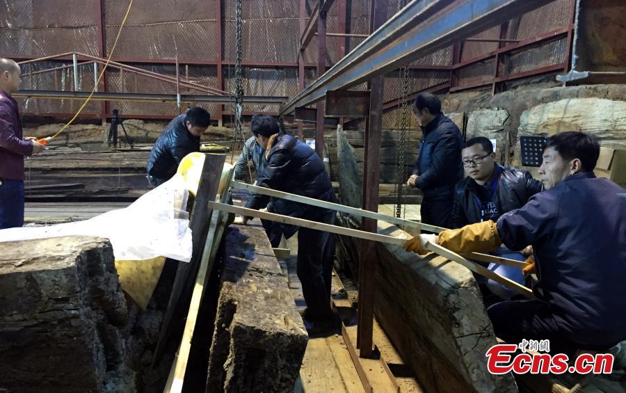 Excavation focuses on main coffin of Western Han Dynasty cemetery