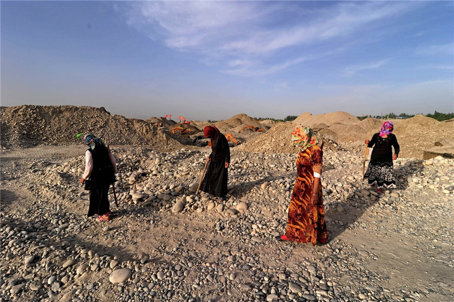 'Road to the Homeland' folk photography exhibition on display