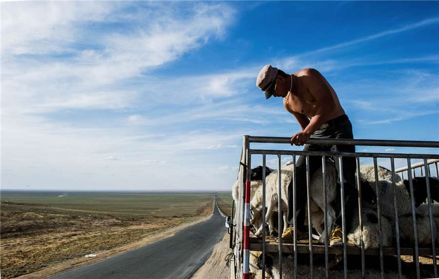 'Road to the Homeland' folk photography exhibition on display