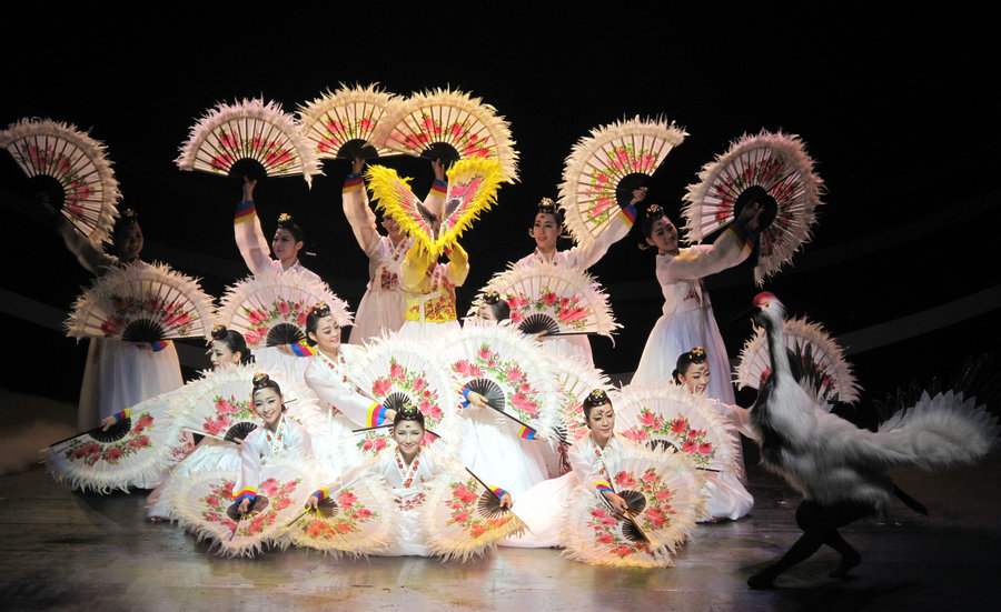 'China-Japan-South Korea Art Night' show staged in Qingdao