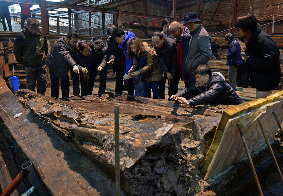 Gold plates unearthed in coffin of ancient tomb in Jiangxi