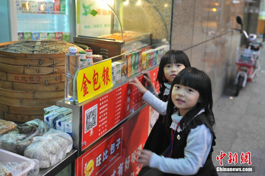 Six-year-old twin street musicians tour with their father