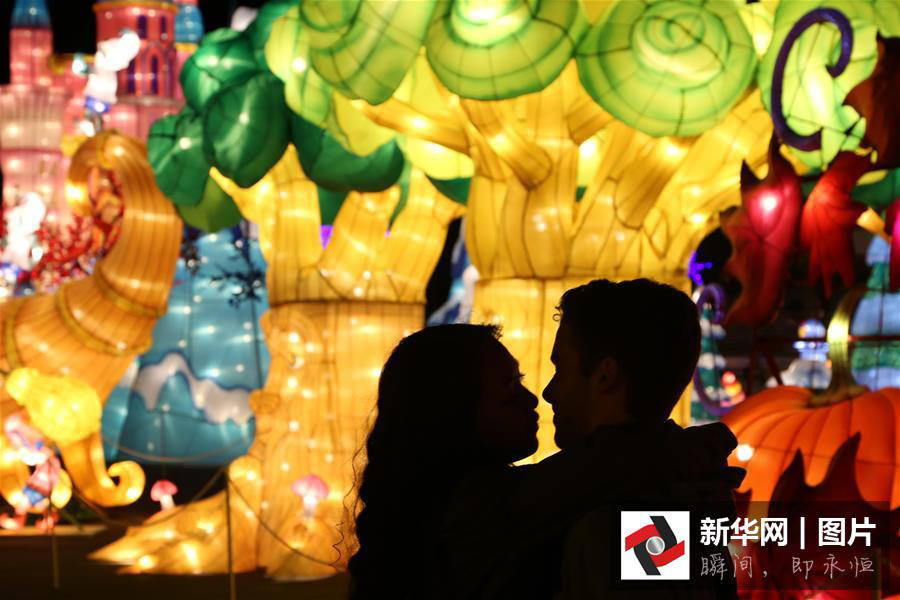 Chinese lantern show wows California