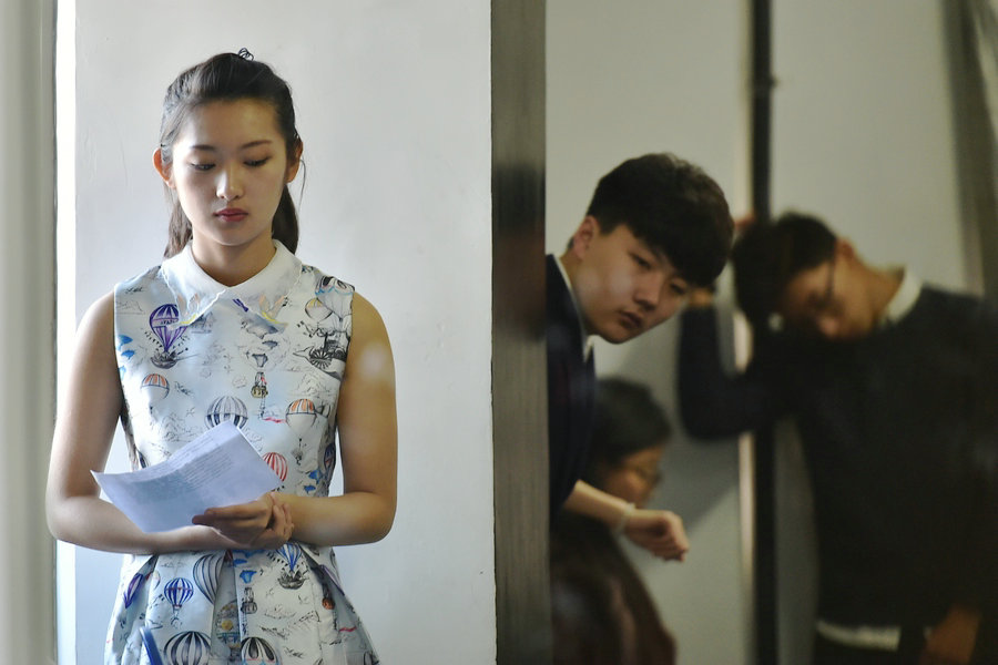 Art students take recruiting test in Shanxi