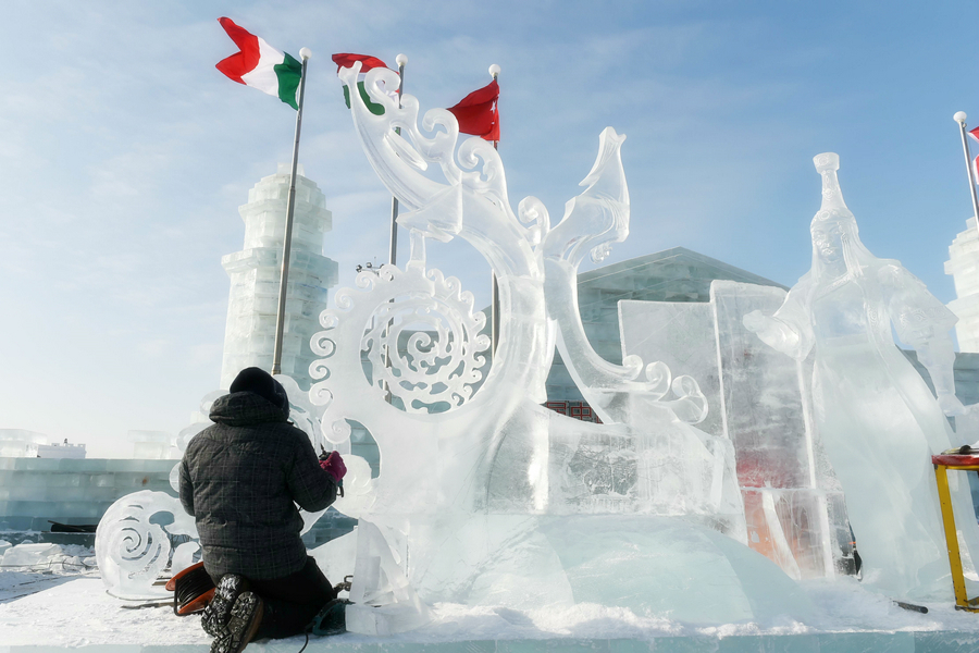 Mongolian <EM>Mother</EM> scoops ice sculpture award in Harbin