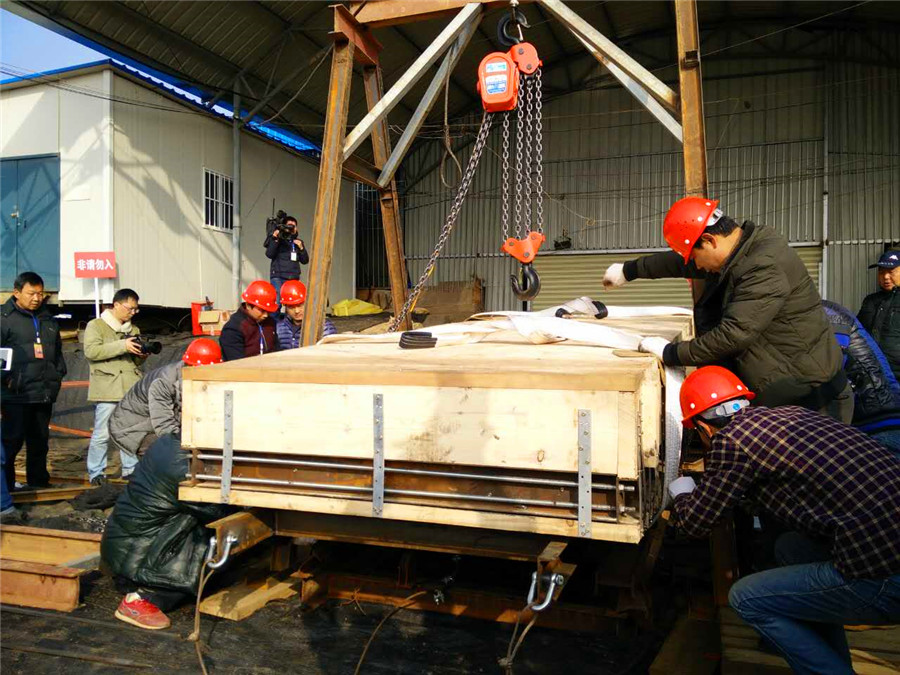 Main coffin from Haihunhou cemetery moved to lab for research