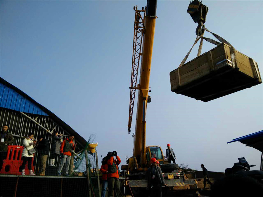 Main coffin from Haihunhou cemetery moved to lab for research