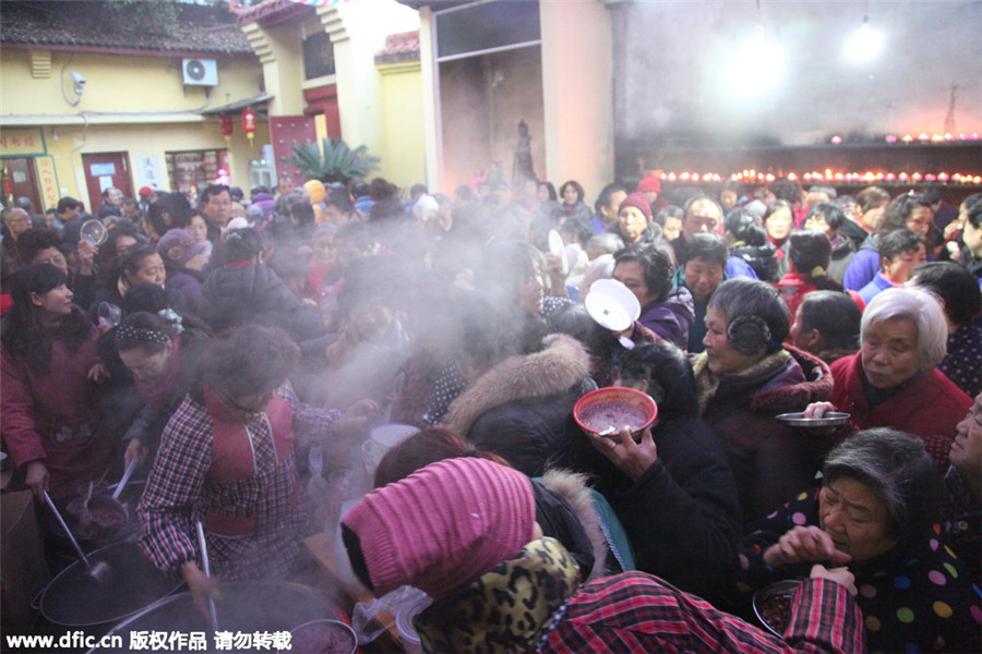 People line up for Laba congee