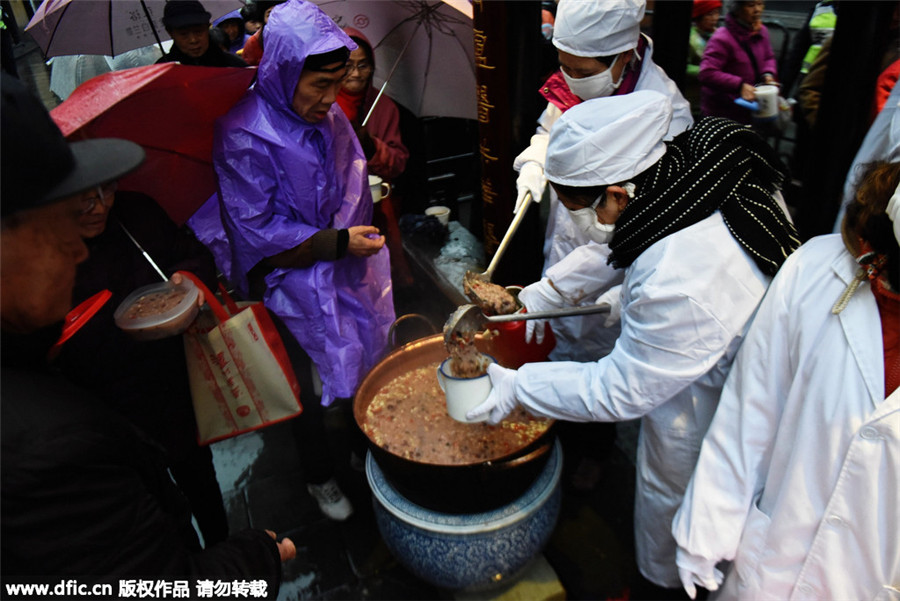 People line up for Laba congee