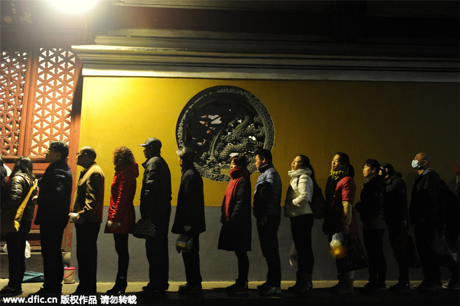 People line up for Laba congee