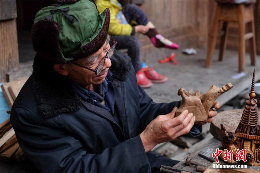 Veteran wood carver preserves traditional craft