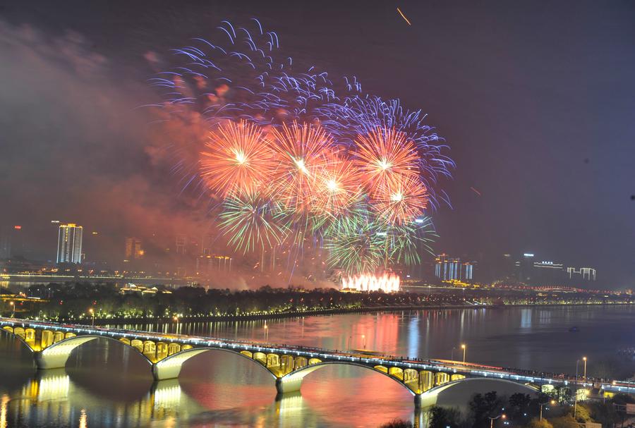 Musical firework show paints sky in Changsha