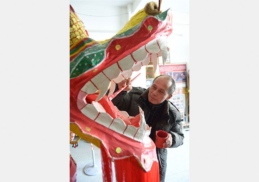 62-year-old artist keeps firecracker dragon lantern burning in Guangxi