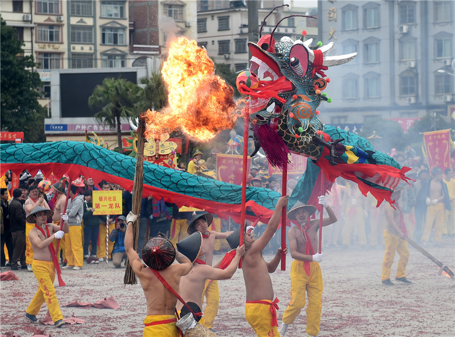 62-year-old artist keeps firecracker dragon lantern burning in Guangxi