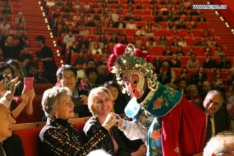Chinese artists perform in France