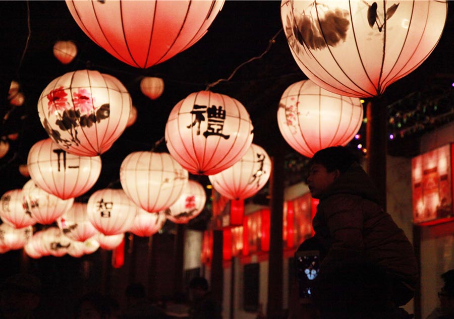 Residents flood to Confucius Temple for lantern feast