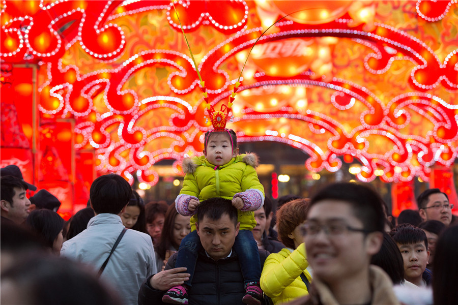 Residents flood to Confucius Temple for lantern feast