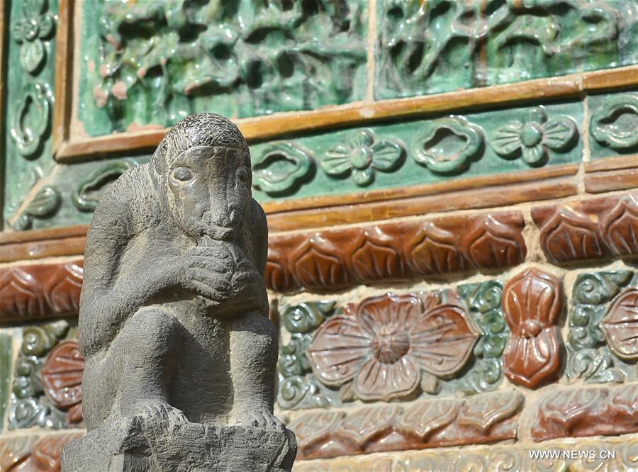 Stone monkey carvings attract crowds