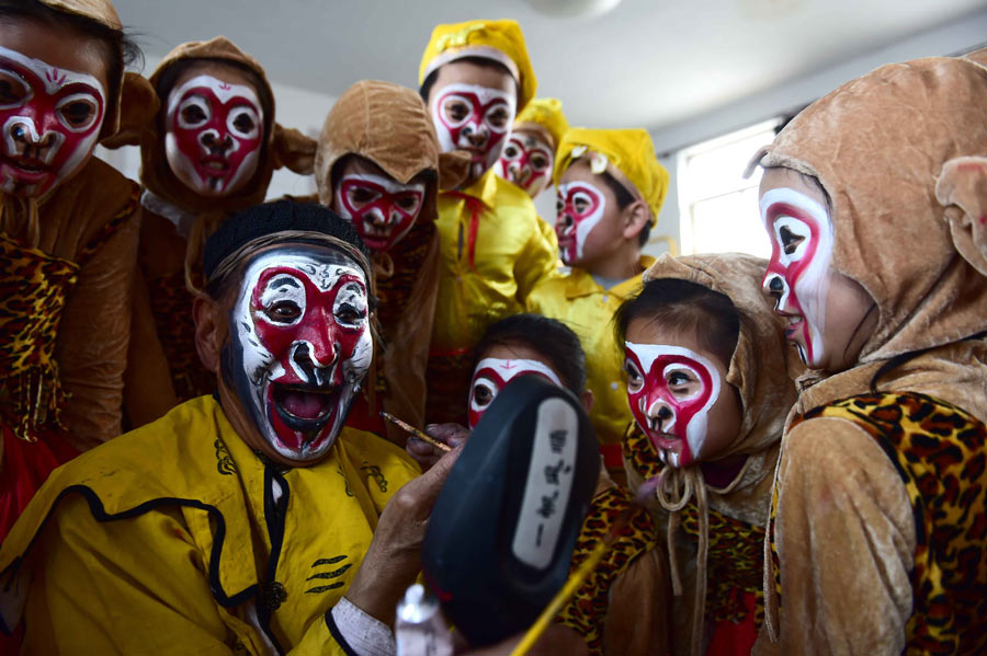 81-year-old folk artist teaches students to perform as monkey