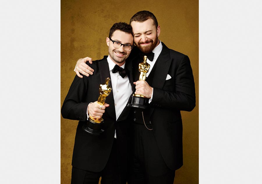 Winners pose with their Oscars