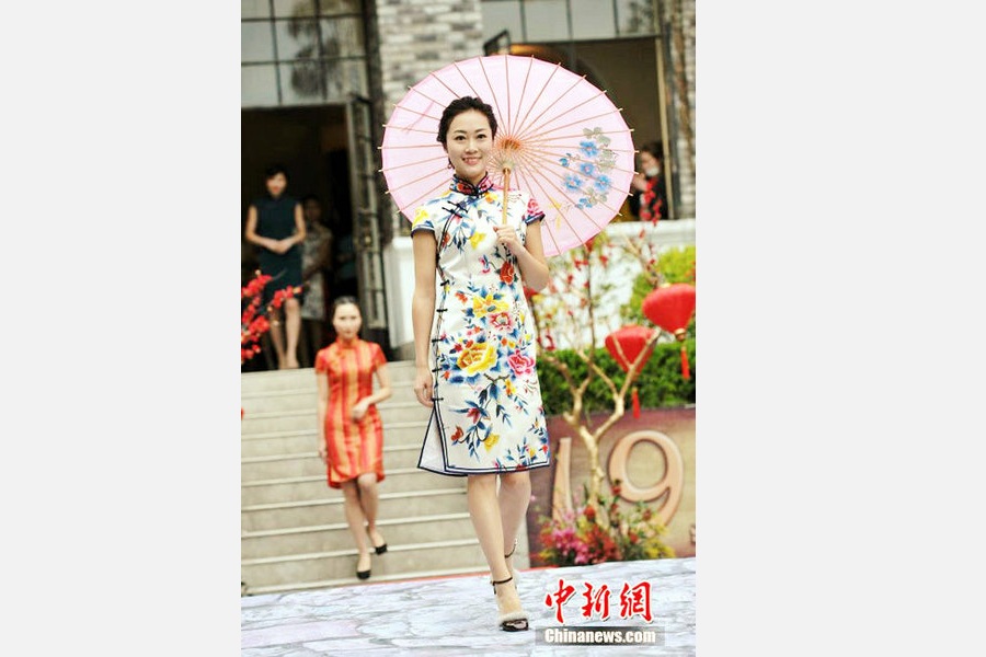 Models in cheongsams present classical oriental beauty