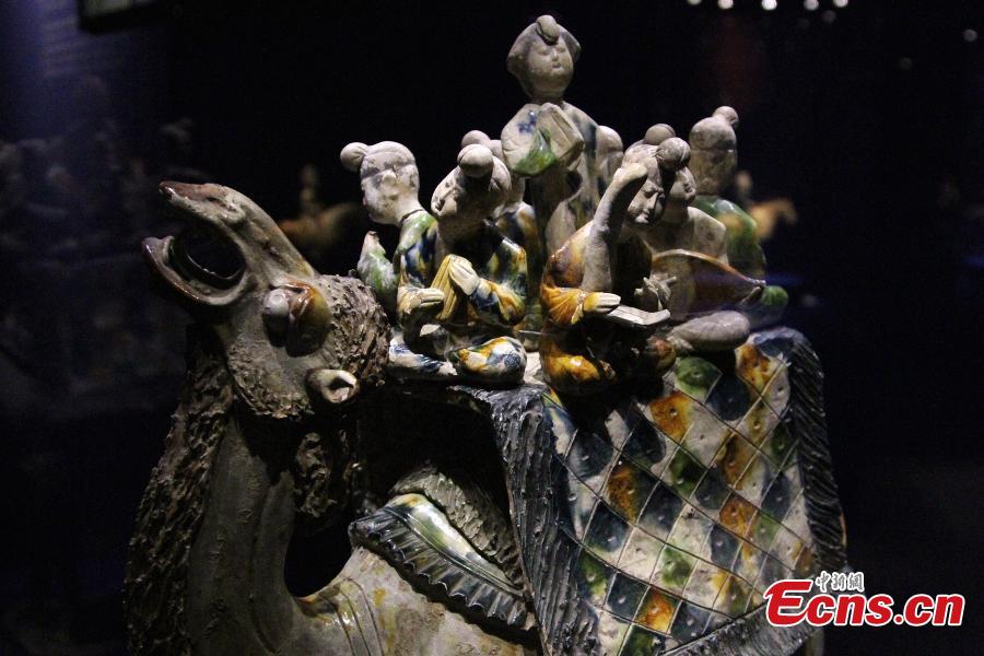 Tri-colored glazed pottery show held in Xi'an