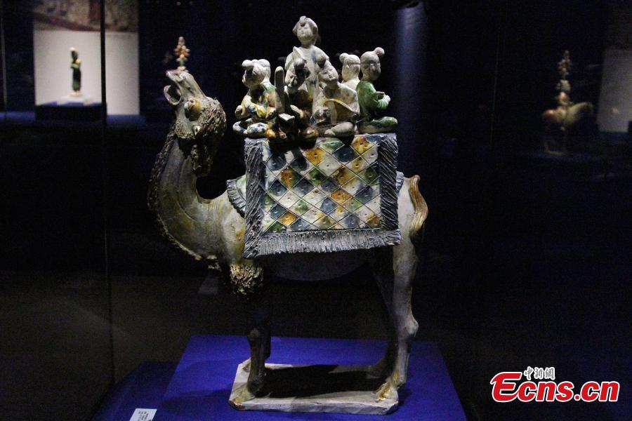 Tri-colored glazed pottery show held in Xi'an