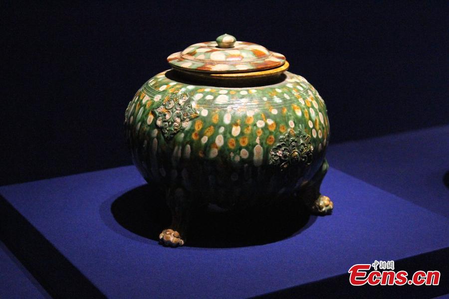 Tri-colored glazed pottery show held in Xi'an