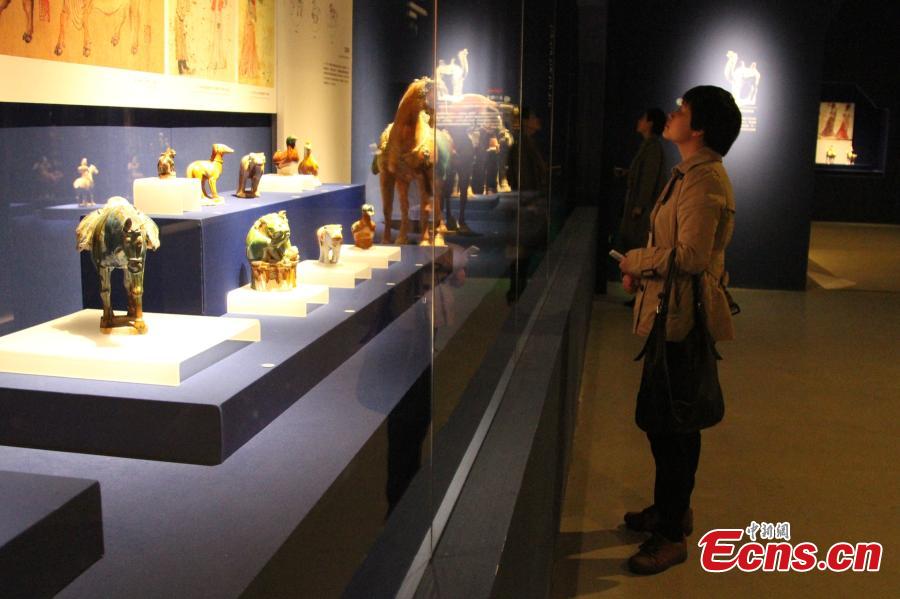 Tri-colored glazed pottery show held in Xi'an