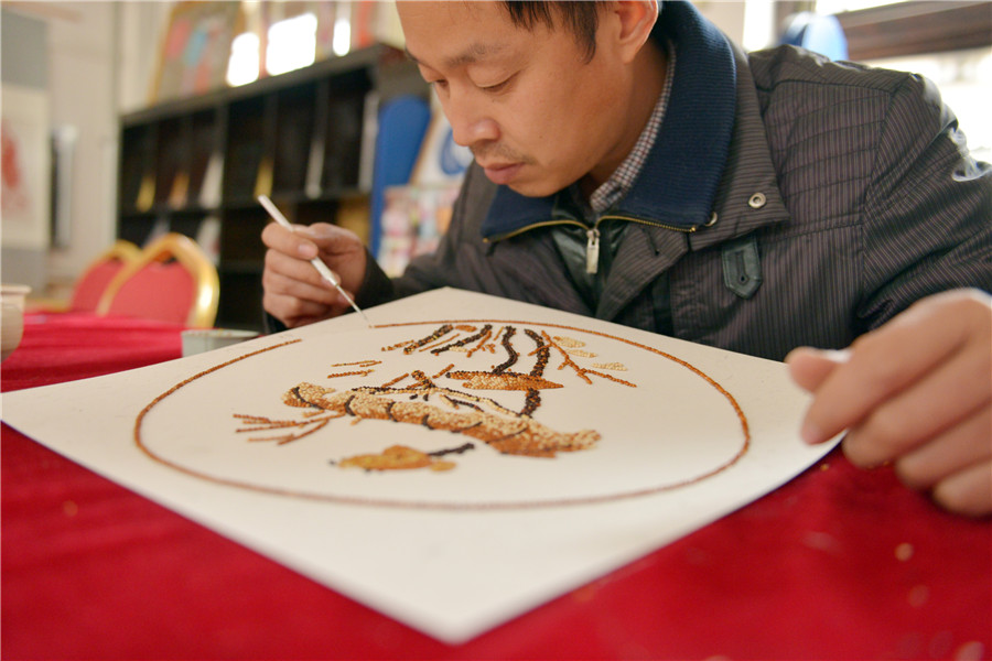 Folk artist creates paintings from grain in E China