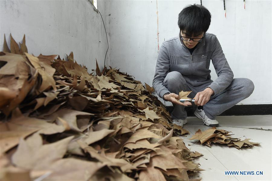 Folk artists and their leaf handicrafts