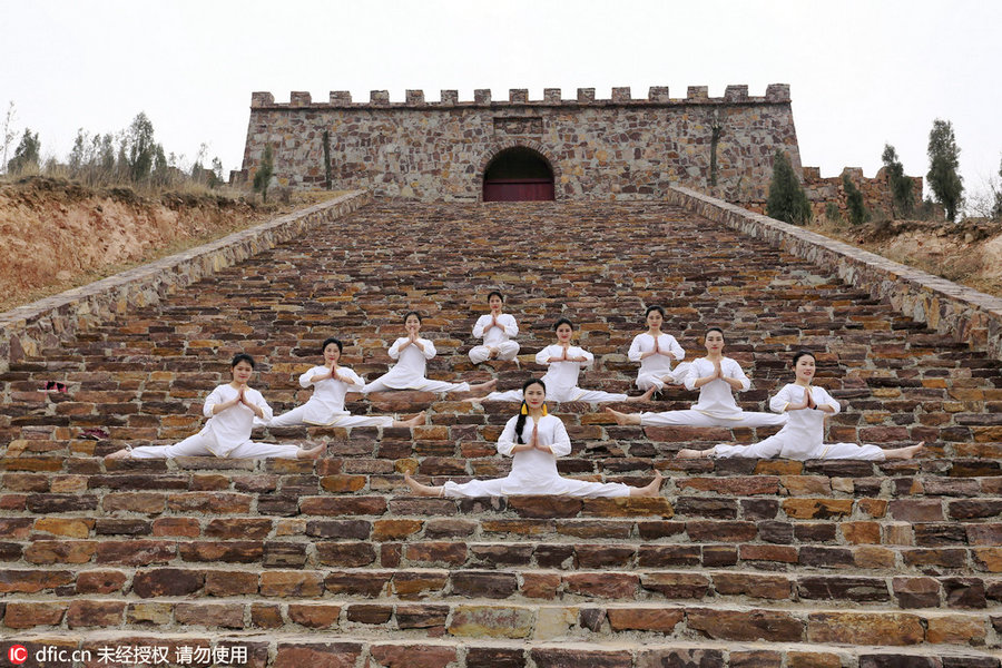 Danger! Women practice yoga on cliffs