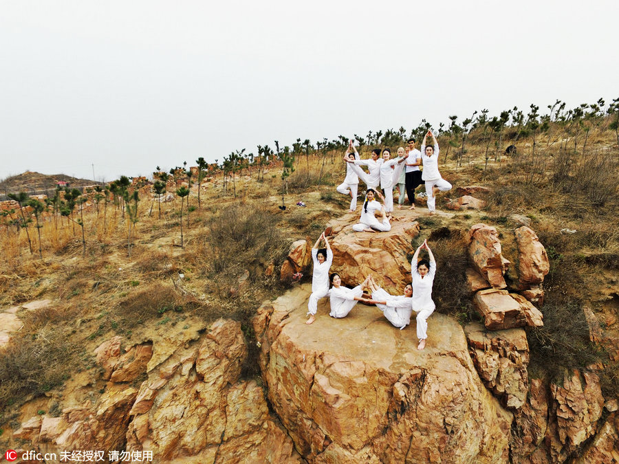 Danger! Women practice yoga on cliffs