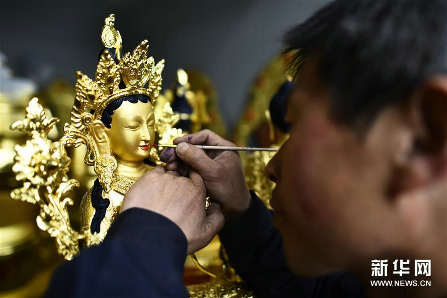 Cultural industry enriches rural artists in Qinghai