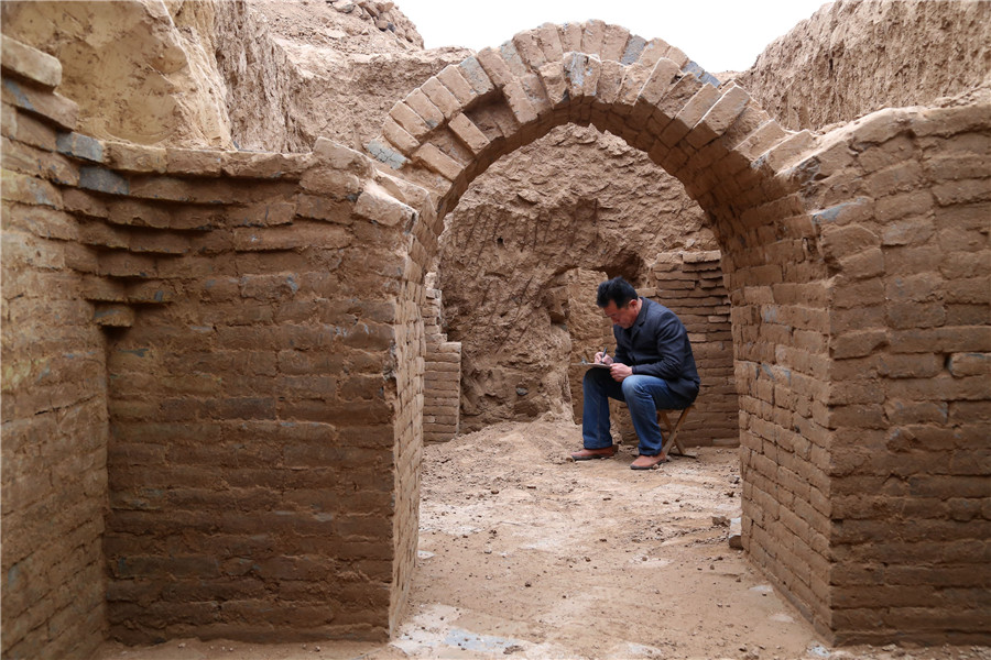 Ancient tomb complex excavated at construction site in C China