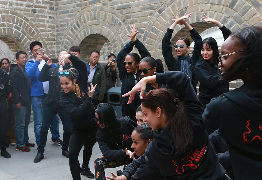 Cuban dance troupe visits Great Wall