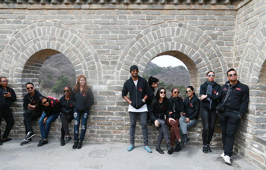 Cuban dance troupe visits Great Wall