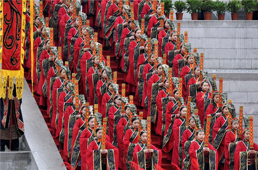 Thousands pay tribute to Yellow Emperor on Tomb-Sweeping Day