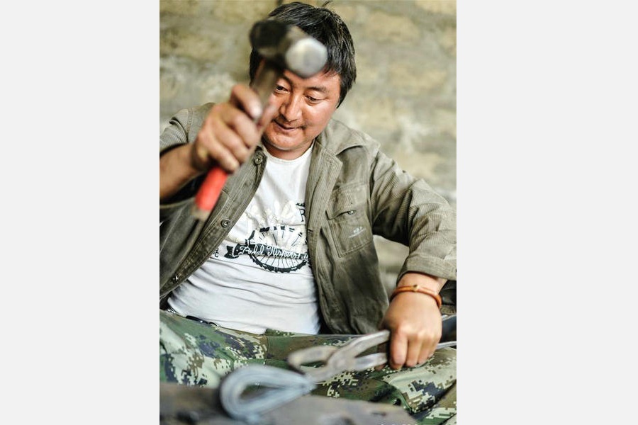 Precious Tibetan knife glisters for 400 years