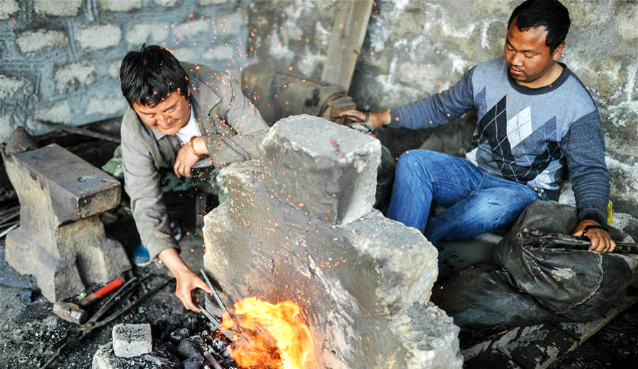 Precious Tibetan knife glisters for 400 years