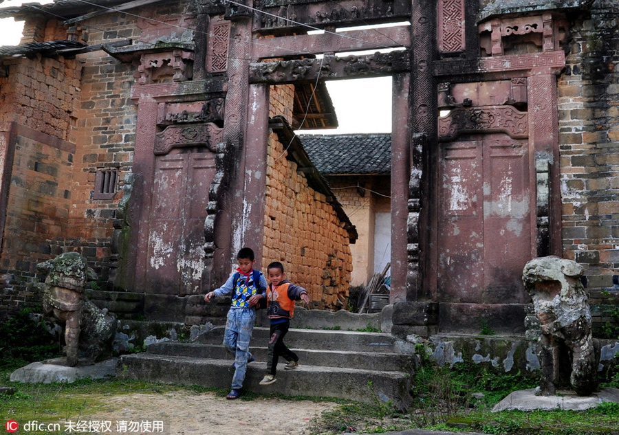 Historic Jiangxi archway deteriorating without protection