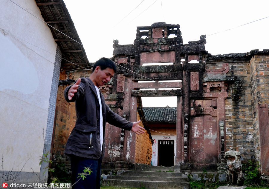 Historic Jiangxi archway deteriorating without protection
