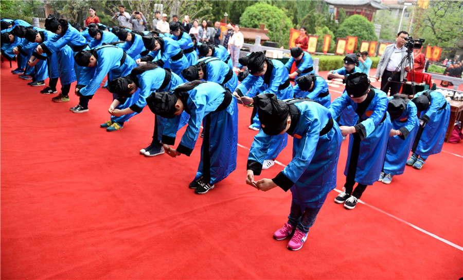 Pupils learn traditional Han-style etiquette in C China